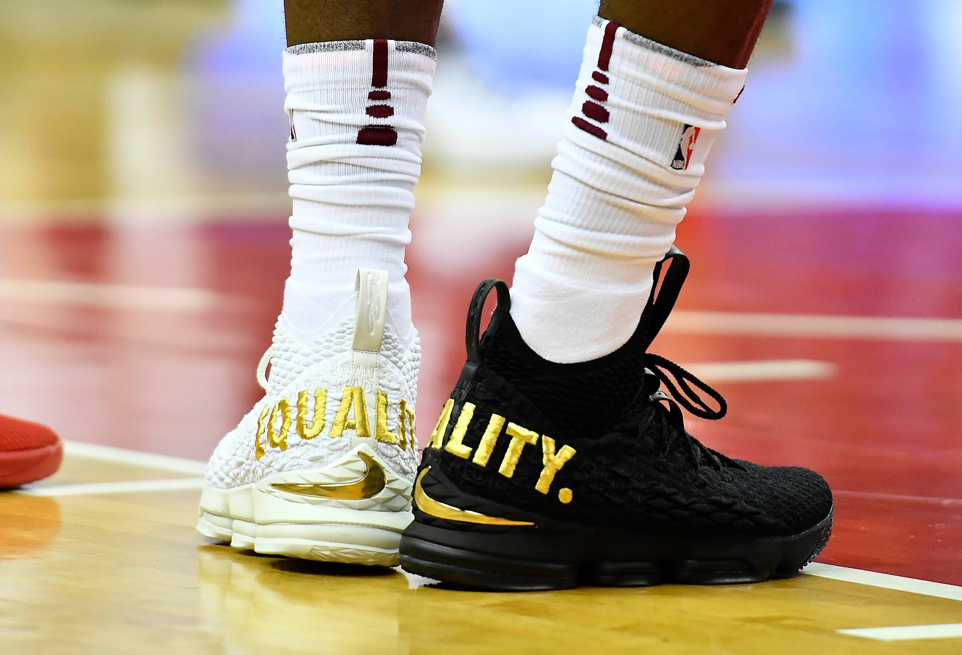 what shoes are lebron wearing tonight